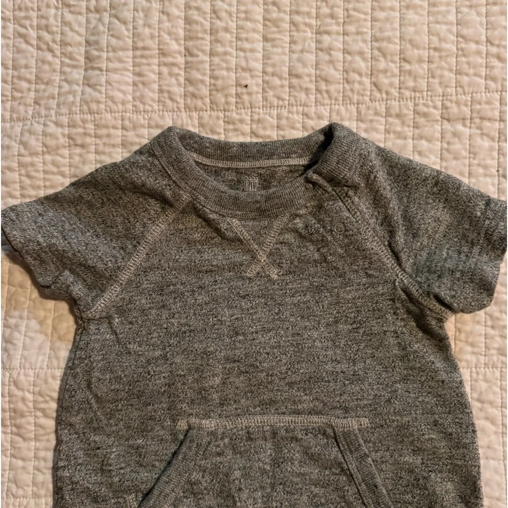 Baby Gap Gray Romper Onesie Sz 12-18 months